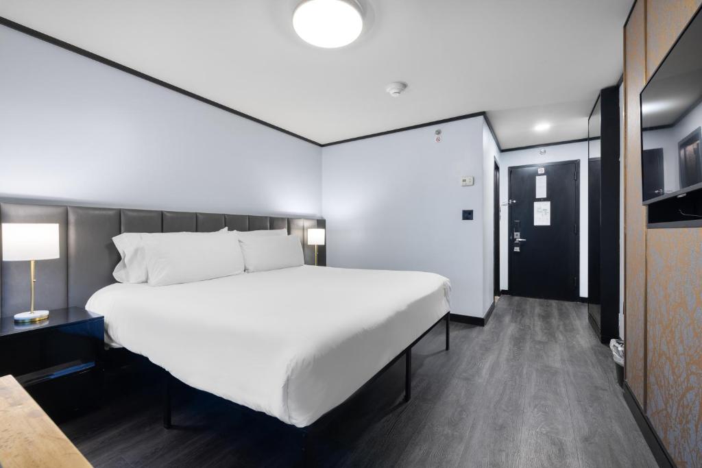Hudson Yards Superior Queen Room